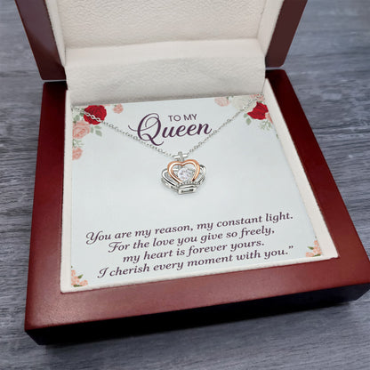 Minimalist crown pendant necklace suitable for everyday fashion