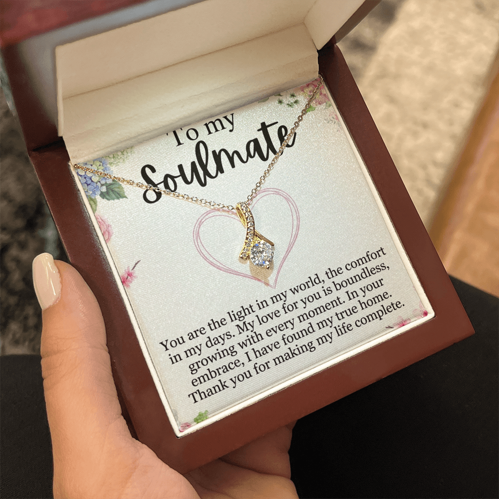 Women's fashion jewelry with dazzling sparkle