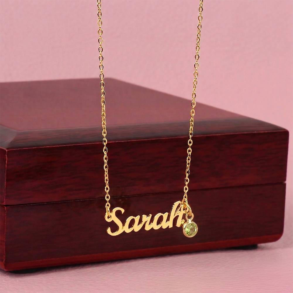 Personalized women’s pendant necklace with custom name