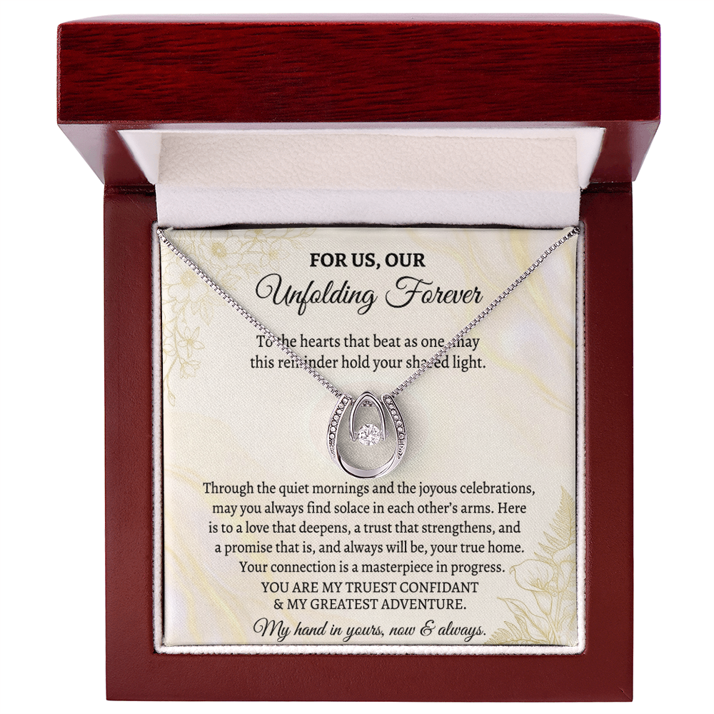 Romantic pendant necklace with polished finish