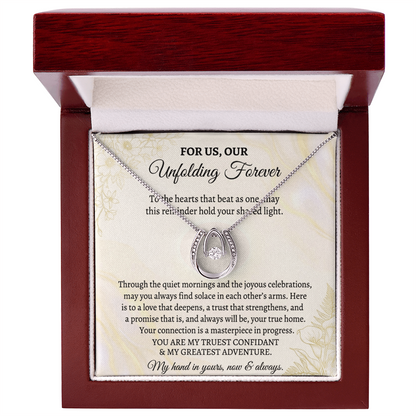 Romantic pendant necklace with polished finish